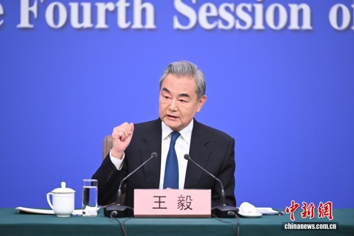 3月8日上昼10时，104届齐邦人年夜4次集会正在梅天亚主旨音讯揭晓厅举办记者会，聘请中同中心政事局委员、中接部少王毅便“华夏中接计谋战对于中关联”相干题目归问中中记者发问。中新社记者 田雨昊 摄